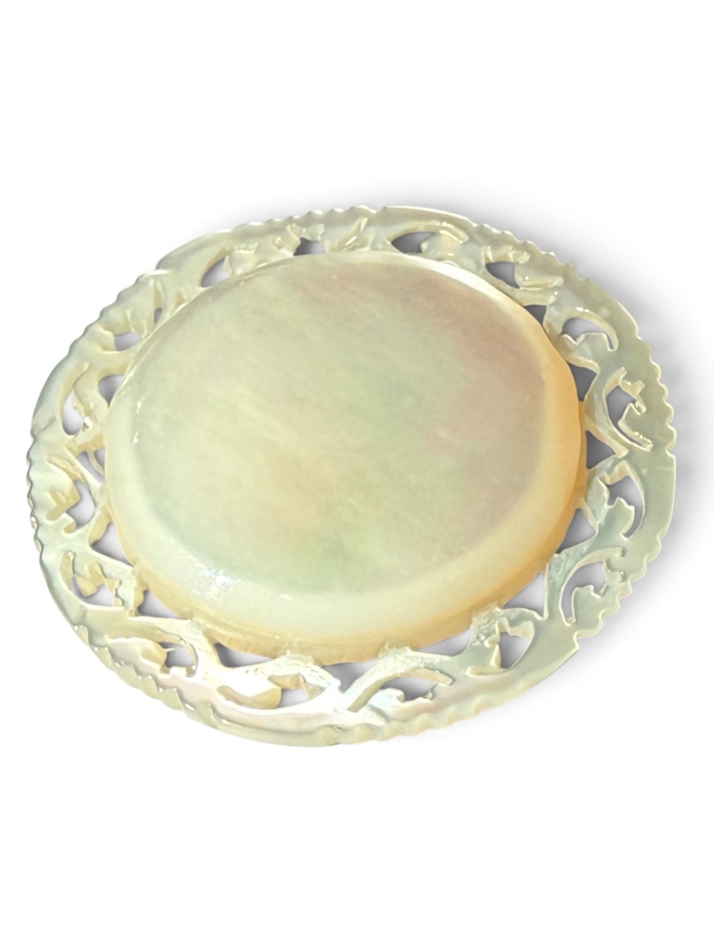 Vintage 1940s–1950s Mother Of Pearl Brooch,  Mid‑Century C‑Clasp - Picture 3 of 12